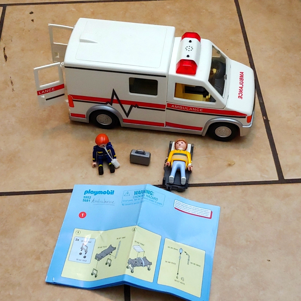 PLAYMOBIL * RESCUE AMBULANCE * NEARLY COMPLETE * SIRENS * LIGHTS ๐ - Picture 9 of 14